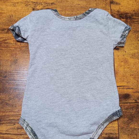 Unisex Short Sleeve Mossy Oak Bodysui Camo Wild Child size 3-6 months Summer D17 - Picture 4 of 4